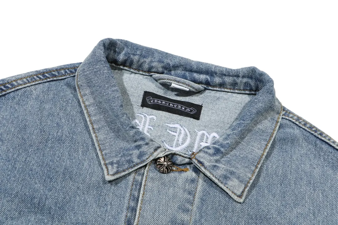 P260 [Next day] Chrome/Hearts Chrome Heart Sanskrit embroidered cross-patched leather denim jacket. The whole piece of clothing is really heavy-duty. It is made of denim denim imported from Japan. It is washed after the finished product. The loss rate is very high. The overall distressed craftsmanship has a stylish upper body. The classic Sanskrit embroidery design on the back. The Behringer embroidery machine is precise and three-dimensional because of the distressed craftsmanship. From the hardware to the three labels, everything is re-opened and made to order. 100% restoration of the craftsmanship. Including the silver thread anti-counterfeiting, all are redone this year. All cross leathers are laser aligned. The leather difference is definitely not the same as the super fiber leather on the market. It uses this year’s new sheep leather. The finished embroidery guarantees the overall quality❗️ Color: light blue Size: S M L
